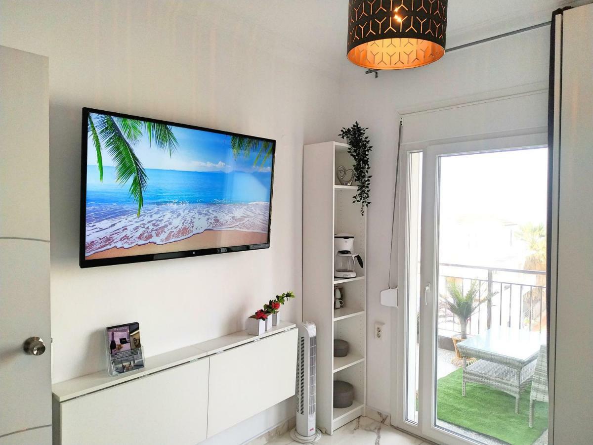 Pure Bliss: Luxury Beachfront Apartment with Panoramic Views Agia Triada  Exterior photo